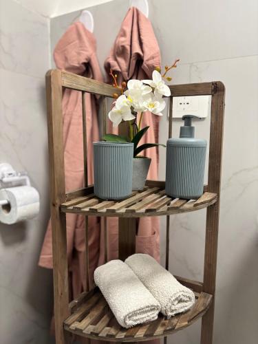 a wooden shelf with towels and flowers on it at Arusticana al 393 in Catania