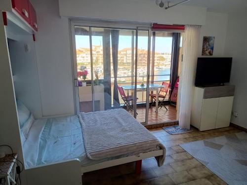 Studio confortable vue sur le port, avec balcon et parking