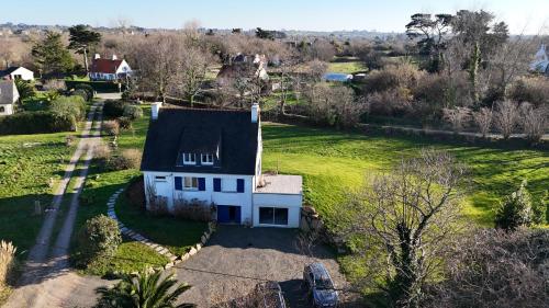 Maison rénovée avec WIFI, jardin, à 800m du Golf à PLEUMEUR-BODOU - Réf 458