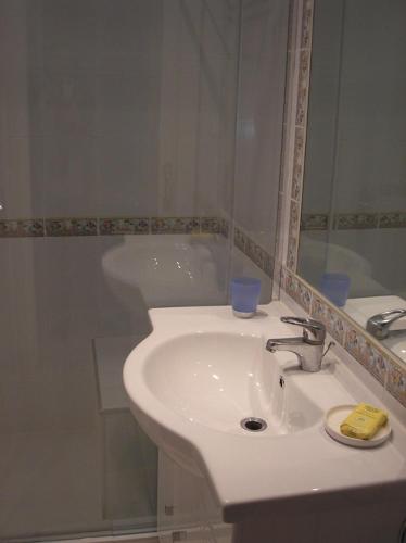 Homely Skol Apartment - Pool & Sea Views