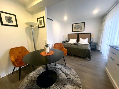 a living room with a bed and a table in a room at Apartment am Roten Stein in Erfurt