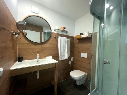 a bathroom with a sink and a toilet and a mirror at Apartment am Roten Stein in Erfurt