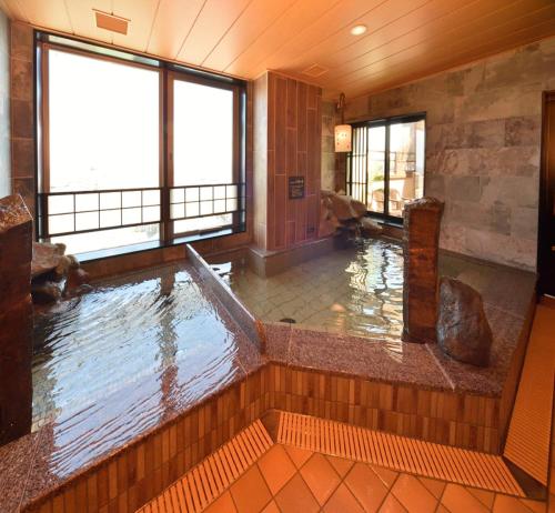 網走市にあるドーミーイン網走の窓付きの客室で、大きな水プールが備わります。
