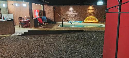 a room with a jacuzzi tub and a table at Cápsula 127 in Puerto Iguazú