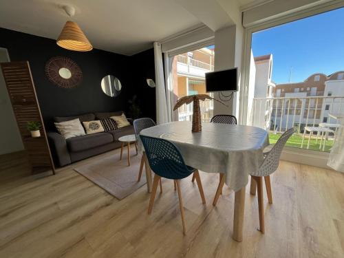 Bel appartement avec piscine et vue bateaux