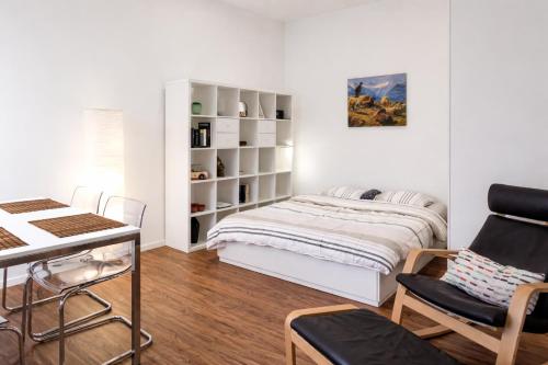 a bedroom with a bed and a desk and a chair at Das Zollhaus Studio Newton nahe der Schweiz in Klettgau in Klettgau