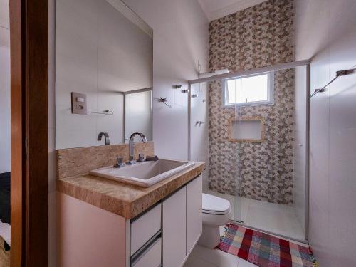 a bathroom with a sink and a toilet at Casaazulvaleparaiba in Jacareí