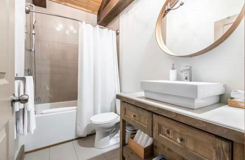 Bathroom sa Hotel "Le Suisse"