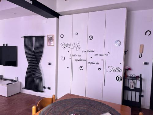 a bedroom with a wall with writing on it at B&B Villa Friedmann Nonantola Modena in Nonantola