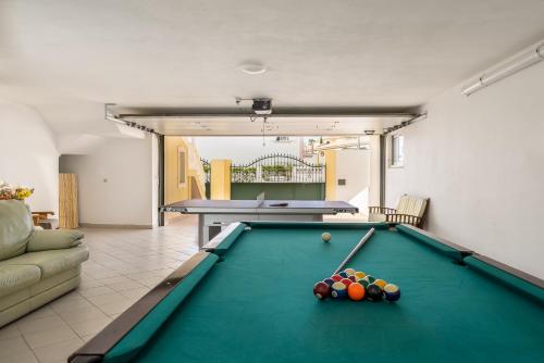 Heated Pool 6 Bedroom Private Villa in Center of Olhos de Água