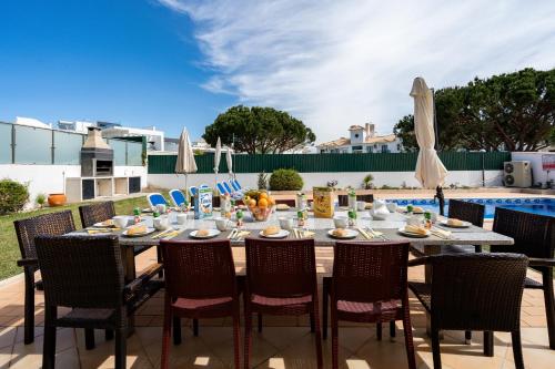 Heated Pool 6 Bedroom Private Villa in Center of Olhos de Água