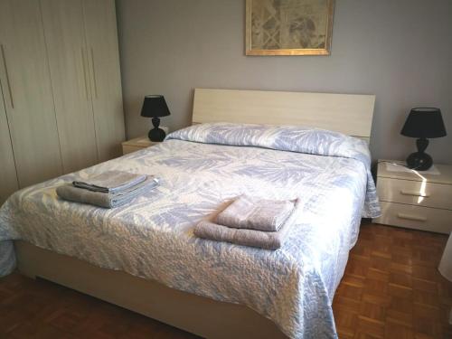 a bedroom with a bed with towels on it at Boscaglie sweet home in Marostica
