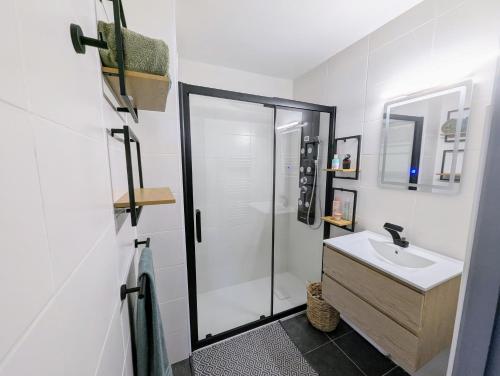 a white bathroom with a sink and a shower at Le Pastis - Direct aan het strand en het centrum - Top locatie! in Cavalaire-sur-Mer