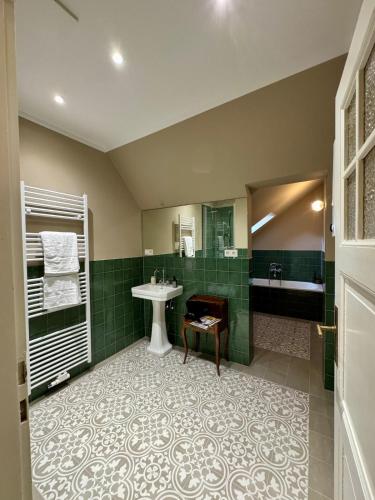 a bathroom with a sink and a shower at Boutique Apartment Villa Jaenisch in Kaiserslautern