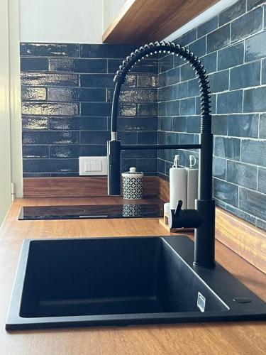 a kitchen with a sink and aaucet at Da Elio Case Vacanza e Stanze in San Domino