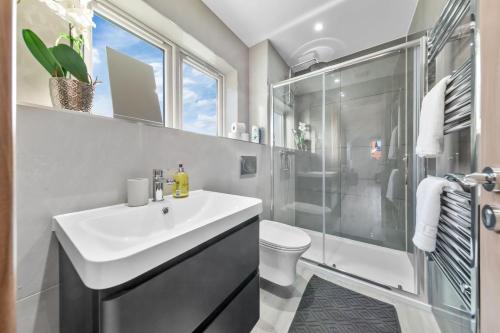 a bathroom with a sink and a shower and a toilet at Green Studio Suite - Central London - Near Station in London