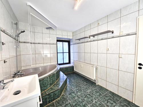 a bathroom with a tub and a sink at Monteur Oase Leipzig Nord in Schkeuditz