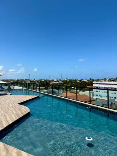 a swimming pool on the roof of a building at Departamento ideal in Ipojuca
