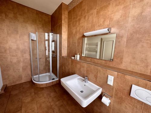a bathroom with a sink and a shower at Altstadthotel Ilsenburg in Ilsenburg