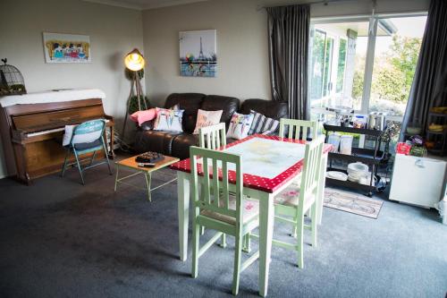 Posezení v ubytování Waitomo Orchard Estate B&B