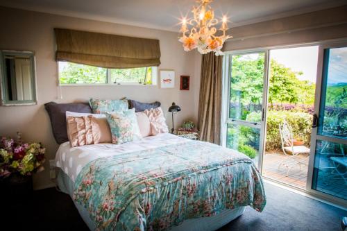 Postel nebo postele na pokoji v ubytování Waitomo Orchard Estate B&B