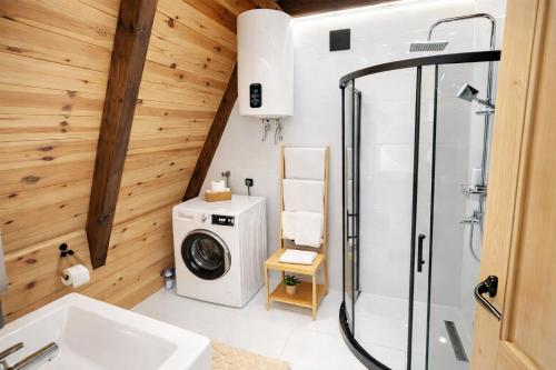 ジャブリャクにあるPeaksView Chaletsのシャワーと洗濯機付きのバスルーム