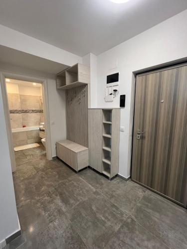 a room with a closet and a door in a room at marius in Chiajna