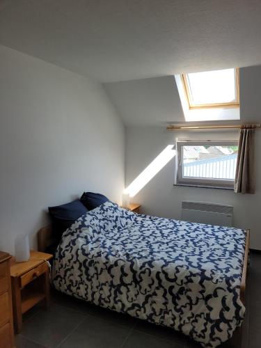 ein Schlafzimmer mit einem Bett und einem Fenster in der Unterkunft Apartment Libramont in Libramont