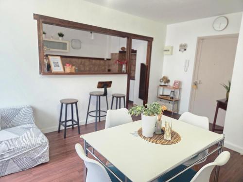 Séjour cosy près de Paris T3 cuisine ouverte et bar