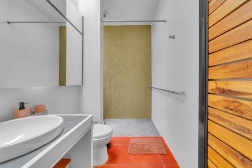 a bathroom with a white sink and a toilet at Juntas Del Lago in Apulo
