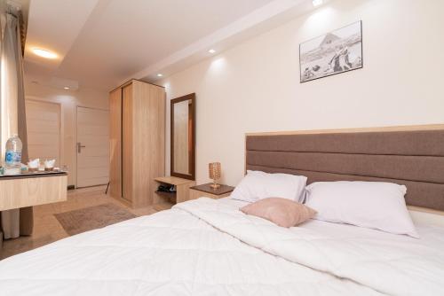 Great Khufu Pyramid View