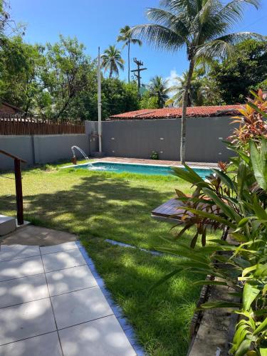 a yard with a swimming pool in a yard at Caminho do Paraíso in Porto De Galinhas