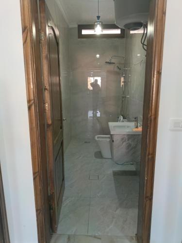 a bathroom with a toilet and a tub and a sink at شقق العون in Jerash