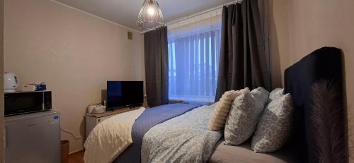 a bedroom with a bed with a window at Rohu Apartment in Pärnu