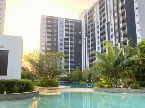 una gran piscina en una ciudad con edificios altos en Elevé Gamuda, en Banting