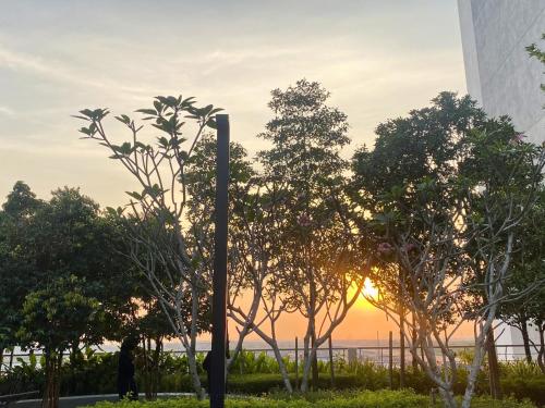 un palo davanti agli alberi con il tramonto di Elevé Gamuda a Banting