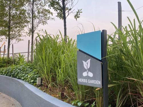 un cartello per un giardino tematico in un parco di Elevé Gamuda a Banting
