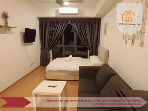 Una pequeña habitación con una cama y un sofá. en Elevé Gamuda, en Banting