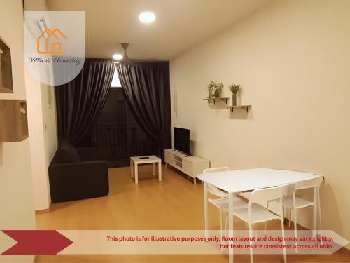 Una sala de estar con una mesa blanca y un sofá. en Elevé Gamuda, en Banting