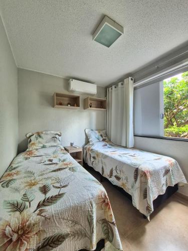 a bedroom with a bed and a window at Diamante em Brasília in Brasília