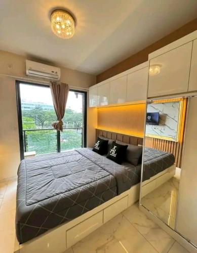 a bedroom with a bed and a large window at Hotel Raudah Kapuas in Kualakapuas