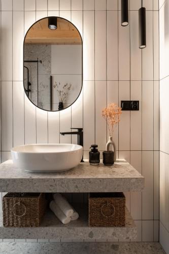 a bathroom with a large sink and a mirror at Skalne Wzgórze in Ochotnica Dolna