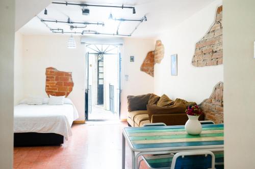 a living room with a couch and a table at Hostalgia Casa Zul in Puebla