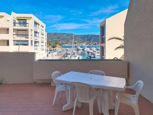Studio climatisé avec grande terrasse à Bormes - FR-1-610-109