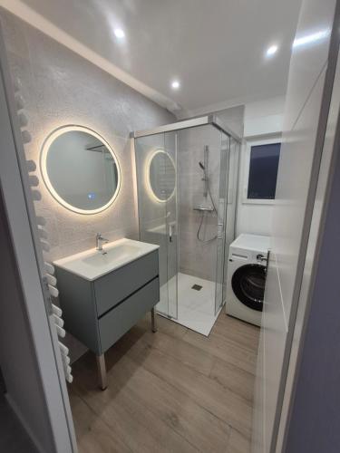 a bathroom with a sink and a washing machine at Le cocoon idyllique in Faverolles-sur-Cher