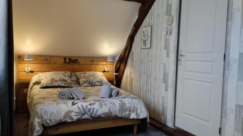 a bedroom with a bed with two towels on it at Gite N 4 du Bas Coudreau in Rosnay