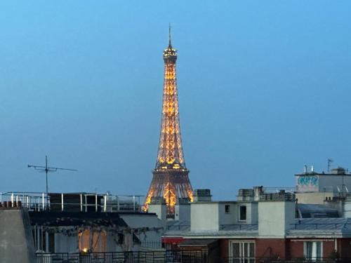 Vue remarquable sur la tour Eiffel