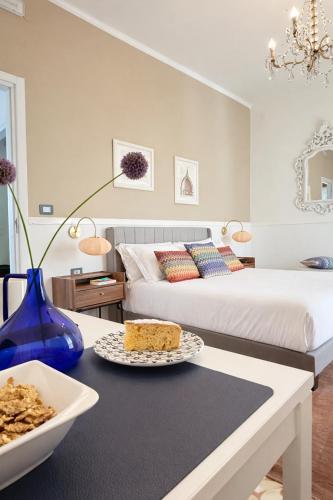 a bedroom with two beds and a table with a plate of food at Villa Ettore in Pompei