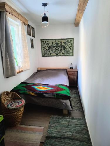 a bedroom with a bed in the corner of a room at Gospodarstwo agroturystyczne alpaki Pituchówka in Łoknica