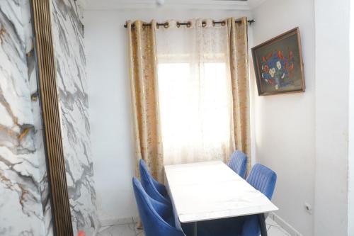 stół i krzesła w pokoju z lustrem w obiekcie Complexe A8CLOS w mieście Duala